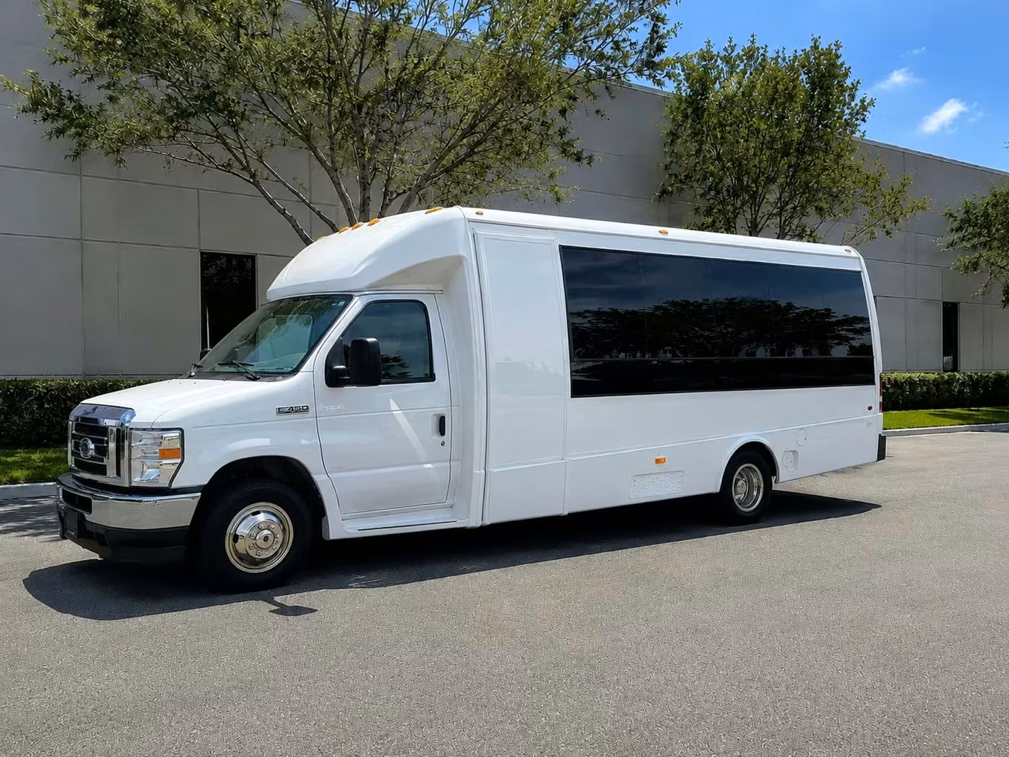 torrington 15 passenger minibus rental
