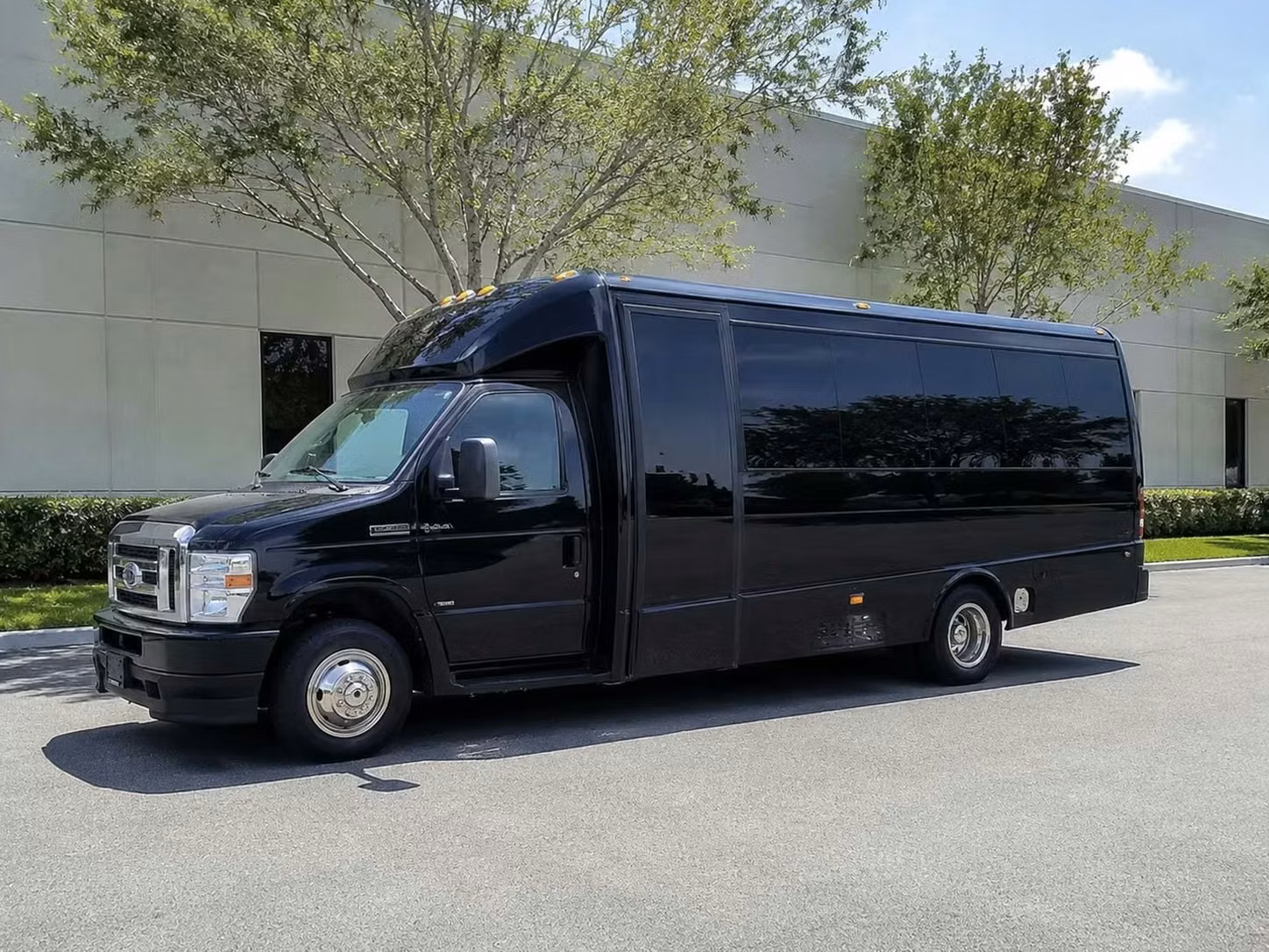 torrington 18 passenger minibus rental